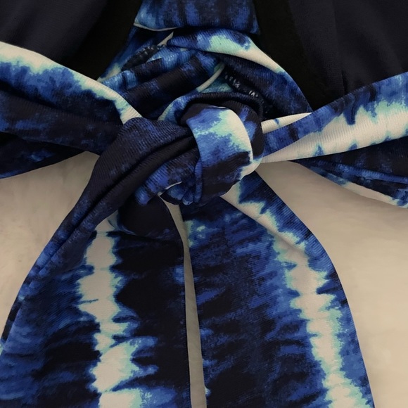 𝅺NWT Tommy Bahama size S-D/DD Color navy blue and white - Picture 2 of 5